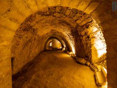 Torniamo sui nostri passi. Dinanzi a noi si estende una lunghissima galleria con ai lati resti lapidei trovati tra le macerie...